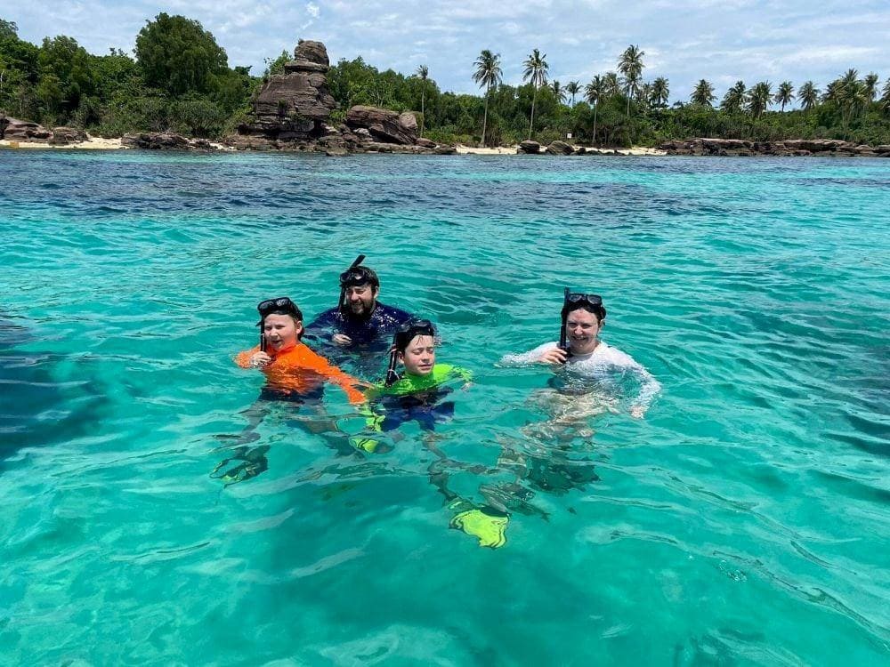Swimming and diving at An Thoi Island is safe, even with the kids